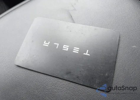 2023 Tesla Model Y Awd/Long Range Dual Motor All-Wheel Drive z USA, uszkodzony, nr VIN 7SAYGDEE3PF605171